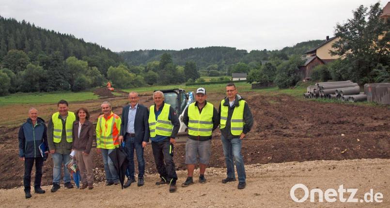 Erster Spatenstich für das Baugebiet Am Lehnbühl in Vilshofen mit (von links), Freddy Leberkern von der KFB, Bauleiter Otto Gareis von der Firma Dötterl &amp; Hahn, Geschäftsleiterin Sabine Müller, Diplom-Ingenieur Rainer Rubenbauer von der UTA Ingenieur GmbH, Bürgermeister Erwin Geitner, Firmeninhaber Christoph Hahn, Polier Johannes Dötterl und Bauleiter Achim Wieder (von links). Bild: sön