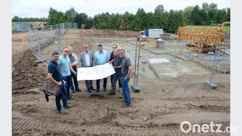 Architekt Günther Lenk (Zweiter von rechts), Bürgermeister Werner Nickl und Bauamtsleiter Roland Sächerl (Mitte von links) stimmen auf der Baustelle mit den beteiligten Firmen das weitere Vorgehen ab. Bild: Gabi Schönberger