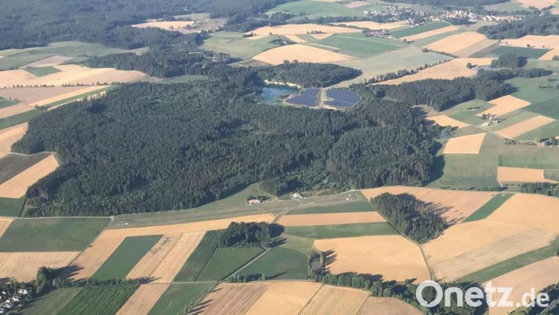 Der Flugplatz in der Schweißlohe sozusagen aus der Vogelperspektive. Bei der Landung müssen nicht nur die Segelflieger aufpassen. Bild: gdö