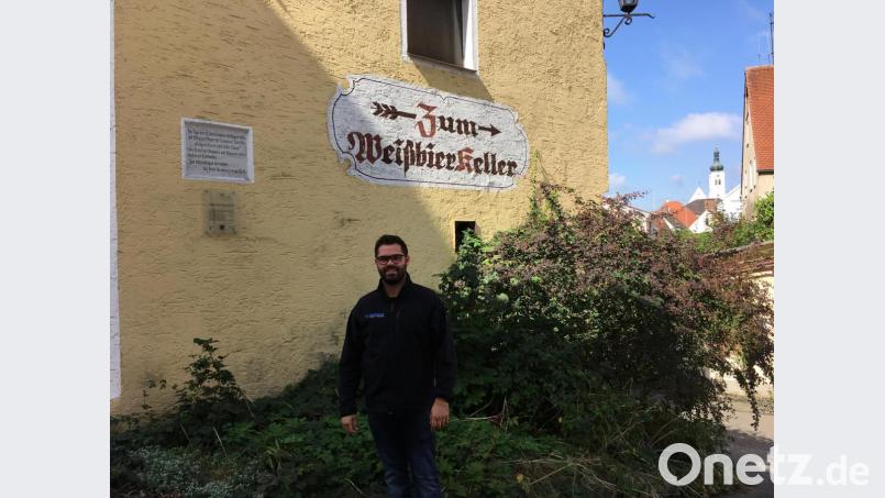Zum Weißbierkeller geht es immer noch. Nach der Sanierung will Matthias Meier das Lokal wieder öffnen. Eine Tafel am Weißen Brauhaus erinnert an die Verleihung des Braurechts 1354. Bild: ihl