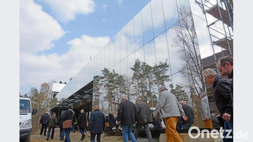 In der neuen Aluverbundplatten-Fassade des Neustädter Gymnasiums spiegelt sich einer der wichtigsten und teuersten Kreistagsbeschlüsse der vergangenen Jahre. Bild: Gabi Schönberger