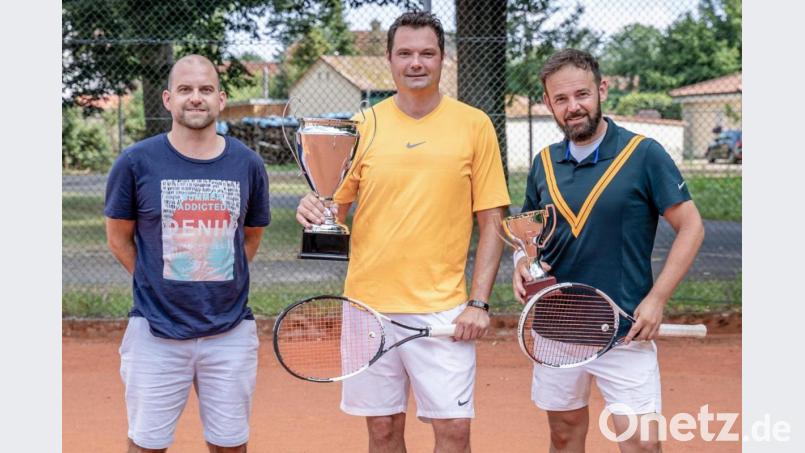Bernd Schönfelder (von rechts), Alexander Wöhrl (Stadtmeister) und Timo Müller waren die drei Besten bei den Stadtmeisterschaften des TC Kemnath. Bild: jzk