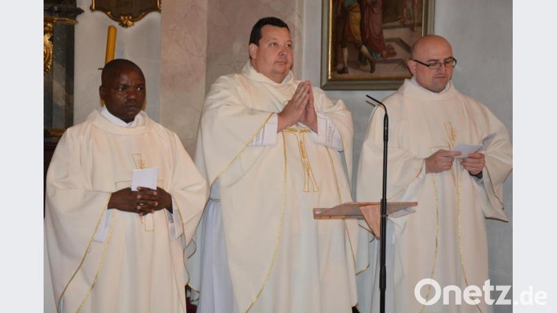 Pfarrer Stefan Haimerl (Mitte) war Hauptzelebrant und Prediger beim jüngsten Resl-Gebetstag in Konnersreuth. Mit am Altar standen (links) Urlaubspfarrer Peter Jabaab Koyaja sowie Pfarrer Sven Raube aus Wilhelmsthal (Diözese Bamberg). Bild: jr
