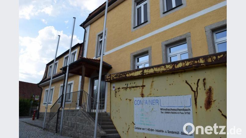 Vor dem Gemeindehaus steht der Container schon bereit. Gemeinde-Mitarbeiter entrümpelten den Dachboden, Vereine und Gruppe ihre Räume. Bild: szl