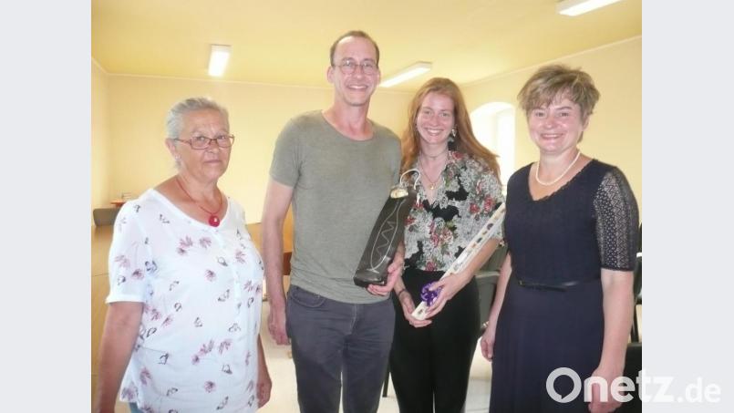 Sonja Meier (rechts) bedankt sich bei Regisseur Maximilian Ponader und Theresa Bürckler vom künstlerischen Büro Young Artists, Bayreuth. Bild: amö