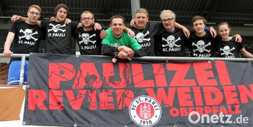 Die Kicker des „Paulizeireviers Weiden“ holten 2013 bei ihrer Premiere beim traditionellen Fanclub-Turnier auf Anhieb den sechsten Platz. Von links: Andi Haberkorn, Ben Greber, Max Wagner, Stephan Landgraf, Dieter Zug, Frank Werner, Paul Werner und Klara Werner. Bild: lst