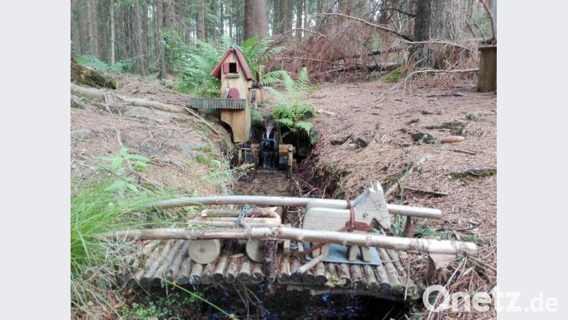 Eine Sägemühle en miniature hat ein unbekannter Künstler mitten im Wald bei Tännesberg geschaffen. Bild: Hladik