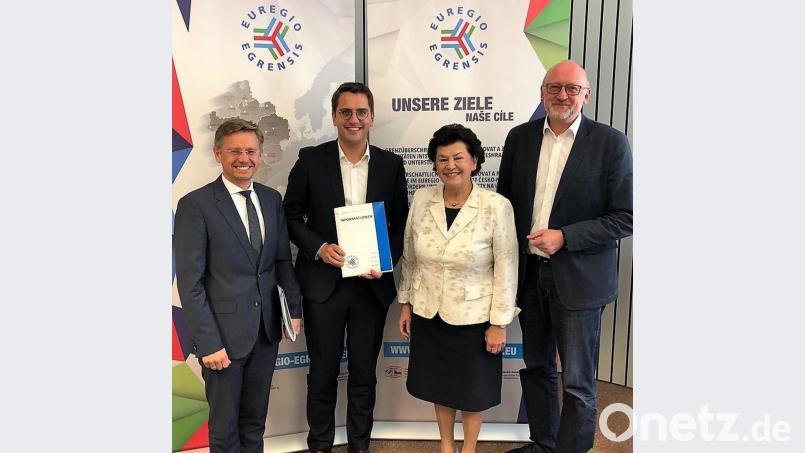 Informationsbesuch bei der Euregio Egrensis, Arbeitsgemeinschaft Bayern: Im Bild von links die Abgeordneten Tobias Reiß und Christian Doleschal, Euregio-Präsidentin Birgit Seelbinder und Harald Ehm. Bild: Euregio Egrensis/exb