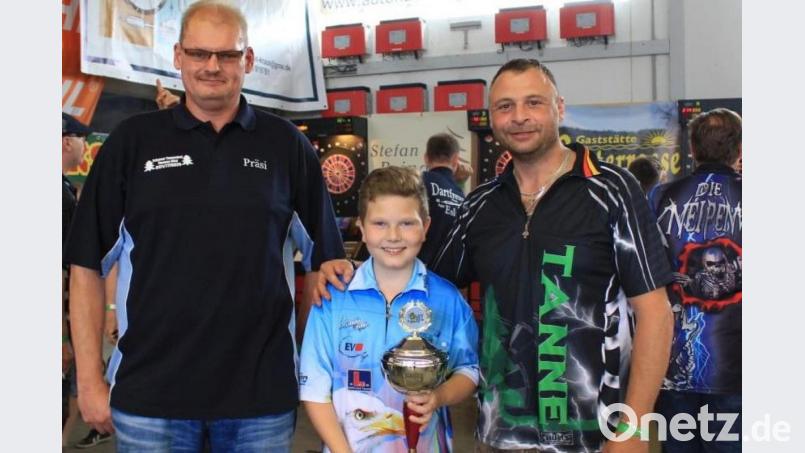 Vorsitzender Martin Bauer (links) und Stellvertreter Thomas Bösl gratulierten dem mehrfachen Europa- und Deutschen Jugendmeister David Nachreiner zum Pokal und begrüßen das Nachwuchstalent als neues Mitglied. Bild: gz