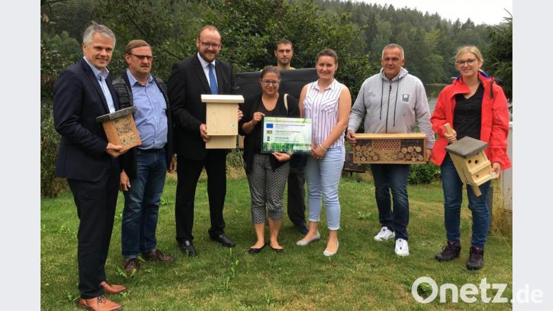 Der Campingplatz Gaisweiher soll nicht nur Camper beherbergen. Bürgermeister Thomas Meiler, Jürgen Markelstorfer, Landrat und zugleich Vorsitzender der Aktionsgruppe „Forum Neustadt Plus&quot;, Andreas Meier, sowie Sonja König und Daniela Rieger, Stellvertreterin und Geschäftsführerin der LAG, dahinter Phillip Glaab vom Naturpark Oberpfalz, Günter Kneissl von der Dr.-Loewschen-Einrichtung „Chancengeber&quot; e.V. und Marina Maier (von links) von der Naturschutzbehörde bei der Vorstellung des naturnahen, geförderten Projekts. Bild: cro