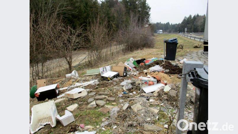 Häufig finden Mitarbeiter der Autobahnmeisterei am Wochenanfang derart versaute Rastplätze vor. Bild: Autobahndirektion Nordbayern