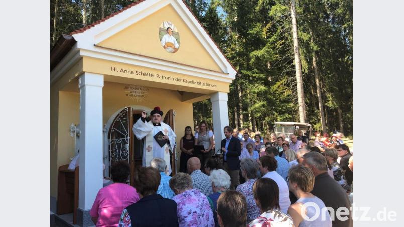 Monsignore Dr. Hansjörg Günther segnete in einem feierlichen Wortgottesdienst die zwischen Tiefenbach und Irlach gelegene Anna-Schäffer-Kapelle. Bild: bej