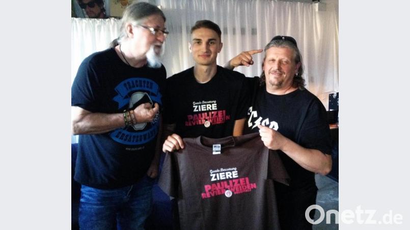 Mit St. Pauli-Profi Philipp Ziereis (Mitte) verbindet die Weidener, hier Charly Schlömmer (links) und Dieter Zug (rechts) eine enge Freundschaft. Bild: lst