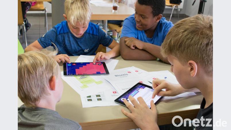 Bauen und Testen der Spielewelt. Bild: Andreas Heinz/exb