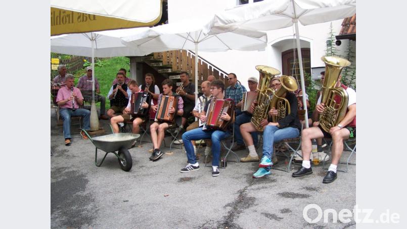 Die Bassisten verstecken sich hinter ihren Instrumenten. Bild: rrd