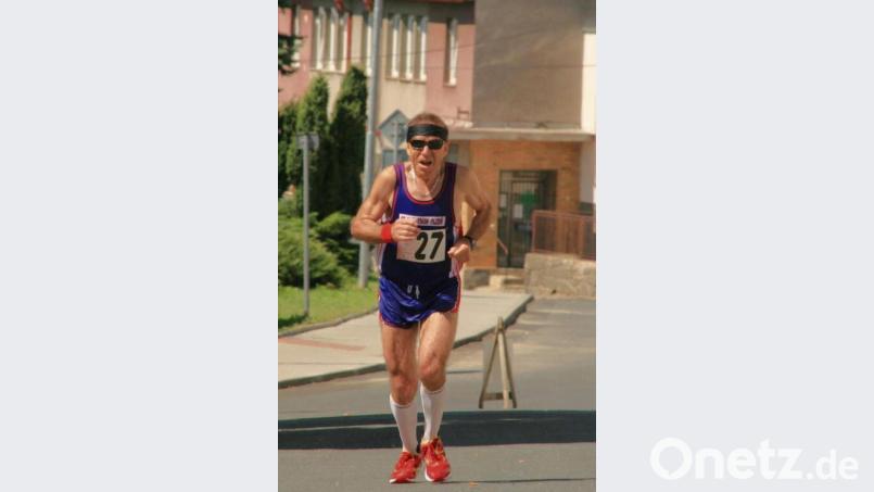 Bob Balcar, Domažlice, ältester Teilnehmer mit Platz 106 kurz vor dem Ziel in Pobezovice. Er ist der Autor der Festschrift &quot;10 Jahre Paneuropa-Halbmarathon&quot;. Bild: eib