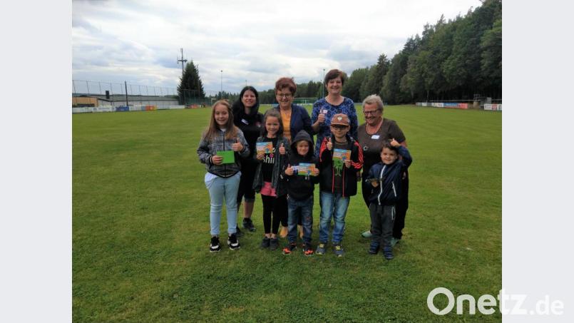 Die Gewinner des Malwettbewerbs im Programm des Waldsassener Bürgerfestes wurden nun beim Kinder- und Gartenfest der SPD-Frauen ausgezeichnet. Mit im Bild (hinten, von rechts) Organisatorin Lia Zimmermann, Ortsvereinsvorsitzende Angela Baumgartner, Bezirks- und Kreisrätin Brigitte Scharf und Stadtrat-Fraktionssprecherin Monika Gerl. Bild: exb