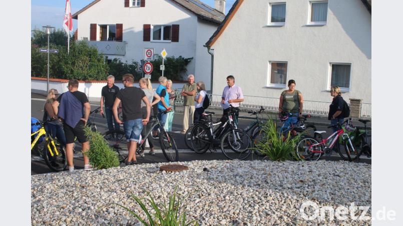 Bei der CSU-Sommerradtour unterhalten sich die Bürger von Hütten mit Bürgermeister Edgar Knobloch (Dritter von rechts) über die Dorferneuerung. Bild: sne