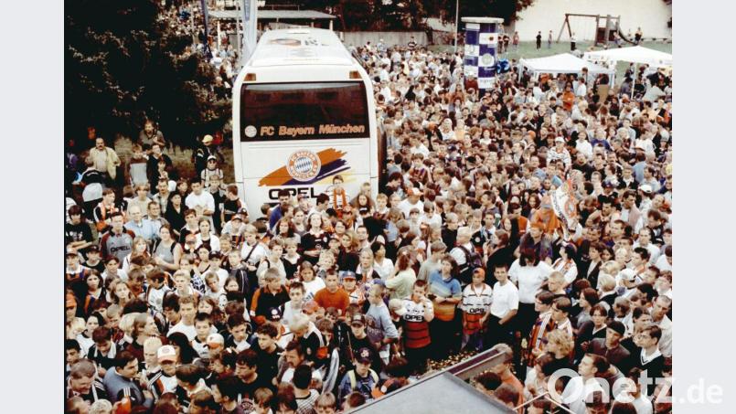 Trubel um den Bayern-Bus. Viele Stars steigen nach dem Spiel sehr schnell ein. Bild: Büttner, Gerhard