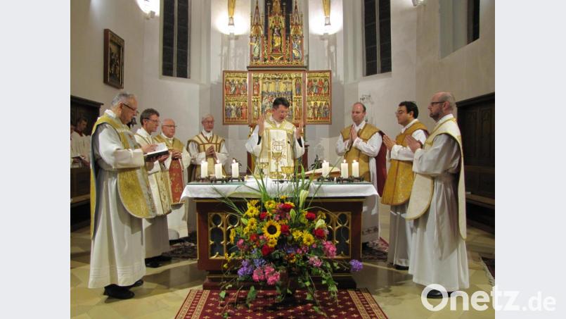 Am Altar bei der 388.Wallfahrt für die Kirche (von links): Stadtpfarrer Georg Flierl, Kaplan Paul Gebendorfer, Pfarrer Kasimir Pajor, Kaplan Konrad Maria Ackermann, Pfarrer Hans Zeitler, Neupriester Jaime-Pasqual Hannig und Pfarrer Martin Schöpf. Bild: mdö