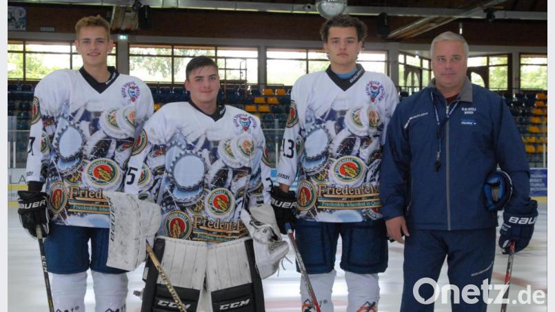 Adrian Klein, Johannes Lindmeier und Elias Maschke (von links) zusammen mit Ken Latta, dem Cheftrainer der Blue Devils Weiden. Bild: gb