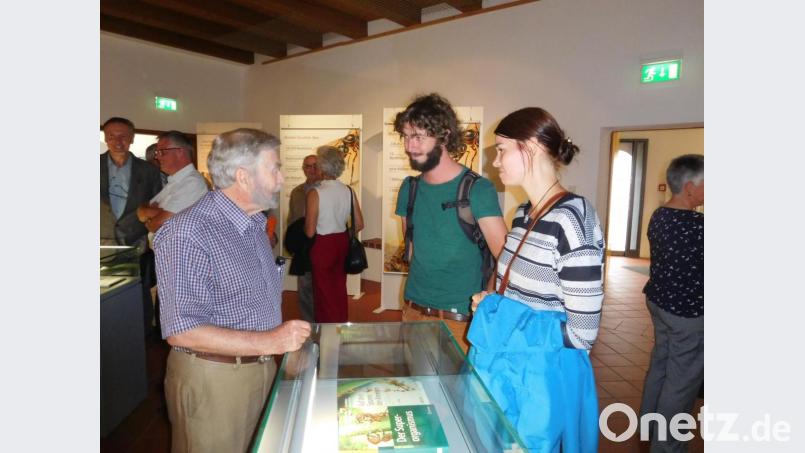 Professor Bert Hölldobler (links) besuchte die Sonderausstellung im Stadtmuseum. Das Bild zeigt ihn im Fachgespräch mit zwei Doktoranden der Uni Regensburg. Bild: aub