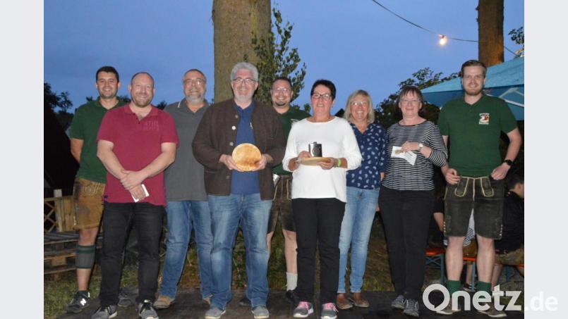 Burschenvorsitzender Oliver Zweck, Mathias Erlbacher, Klaus Weber, Bürgerschützenkönig Thomas Graml, Sebastian Biehler, Sieglinde Eichermüller (in Vertretung für Christina Troidl), Hedwig Nübler, Gerda Eiber und Michael Wischert (von links) bei der Siegerehrung. Bild: Stephanie Wischert/exb