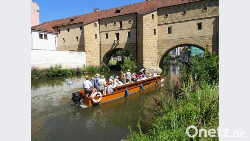 Zu Wasser kann man die Stadtbrille, ein Amberger Wahrzeichen, aus nächster Nähe bestaunen. Bild: Steinbacher