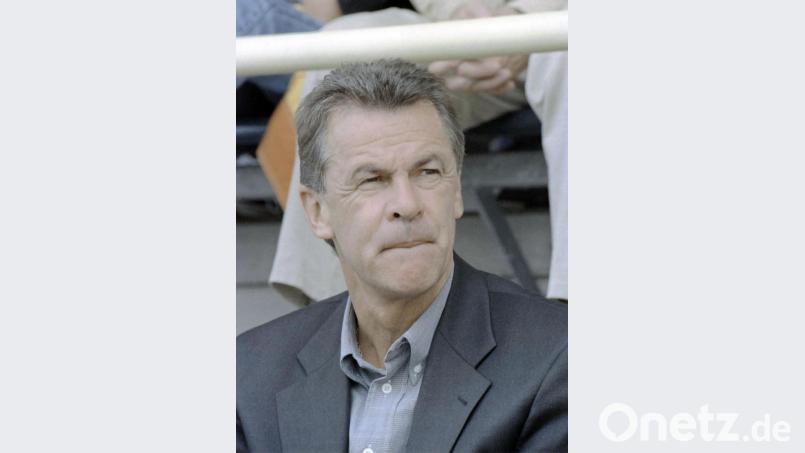 Ganz der Gentleman: Otmar Hitzfeld gratuliert Peter Romeis zur „klasse Leistung“. Bild: Büttner, Gerhard