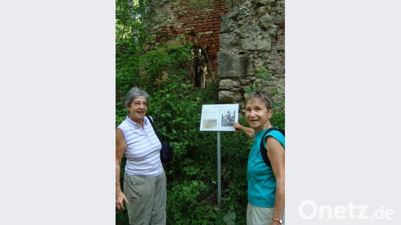 Die Schwestern Ingrid Blodig und Edeltraud Gleißner vor dem ehemaligen Schulhaus in Lutzmannstein. Bild: Josef Schmaußer