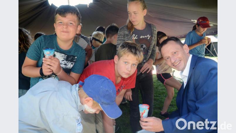 Bürgermeister Jens Meyer hat für jeden ein Geschenk mitgebracht. Fünf verschiedene Eissorten sorgen für Abkühlung. Bild: Gabi Schönberger