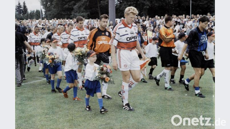 Stefan Effenberg führt „seine“ Bayern aufs Feld, Hermann Vogl die SpVgg-Elf. Bild: Büttner, Gerhard