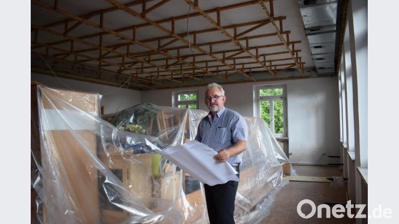 Bürgermeister Rudolf Schopper mit den Plänen zur Sanierung des Gemeindehaus in Wurz. Bis Dezember sollen die Baustelle fertig sein. Ein straffer Zeitplan für viele Maßnahmen. Bild: szl