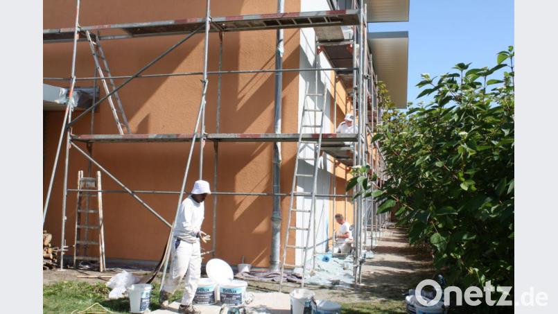 Mit Netzen und neuem Feinputz werden Risse an der Sporthallenfassade beseitigt. Bild: lg