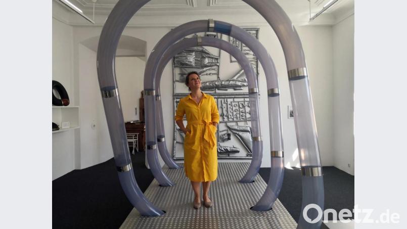 Johanna Foitzik, die Geschäftsführerin des Luftmuseums, schickt die Luftpost durch die Röhre. Und das portofrei. Bild: phol