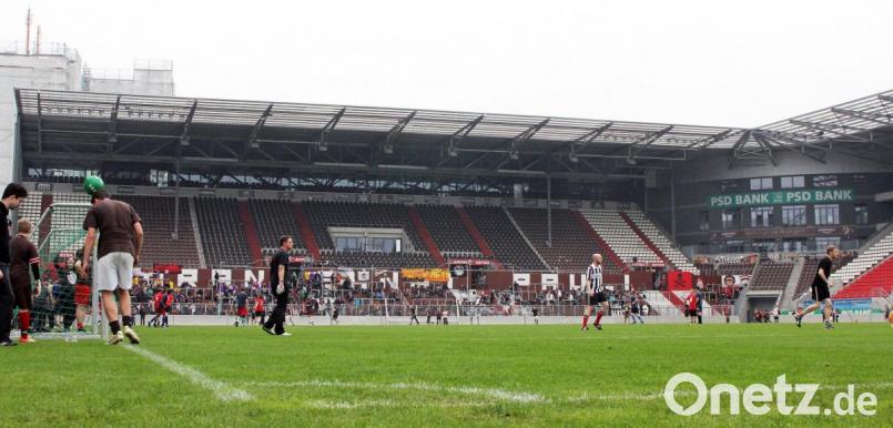 Der heilige Rasen des Millerntor-Stadions war der Austragungsort des Hobbyfußball-Turniers, an dem über 500 Hobbyfußballer aus ganz Deutschland teilnahmen, die von rund 1500 Fans angefeuert wurden. Bild: lst