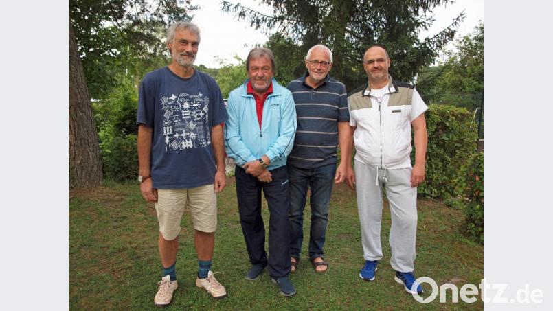 Spartenleiter Wilhelm Anhalt (rechts) zeichnet den Einzel-Sieger Werner Lang sowie die Zweit- und Drittplatzierten Otto Schließmeier und Alois Hofmann (von links) mit Ehren- und Sachpreisen aus. Bild: sön