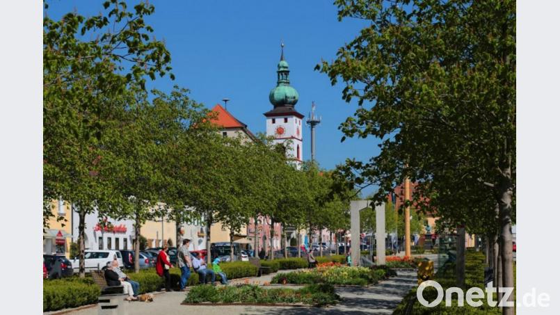 Auf dem Marktplatz in Tirschenreuth genießt man die Sonne – und auch im restlichen Landkreis herrscht Zufriedenheit. Das jedenfalls haben die Macher einer Studie herausgefunden. Bild: Norbert Grüner