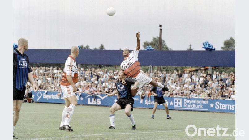 Paolo Sergio (rechts) hängt sich rein. Carsten Jancker schaut zu. Mit Peter Romeis liefert sich der bullige Bayern-Stürmer später einen kleinen verbalen In-Fight. Bild: Büttner, Gerhard
