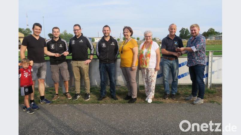 CSU-Schatzmeister Andreas Greiner (links) und Dominik Baschnagel (rechts) übergeben die Spende an den Tennisverein und die Schützen. Bild: exb/Burkhard Hagemann