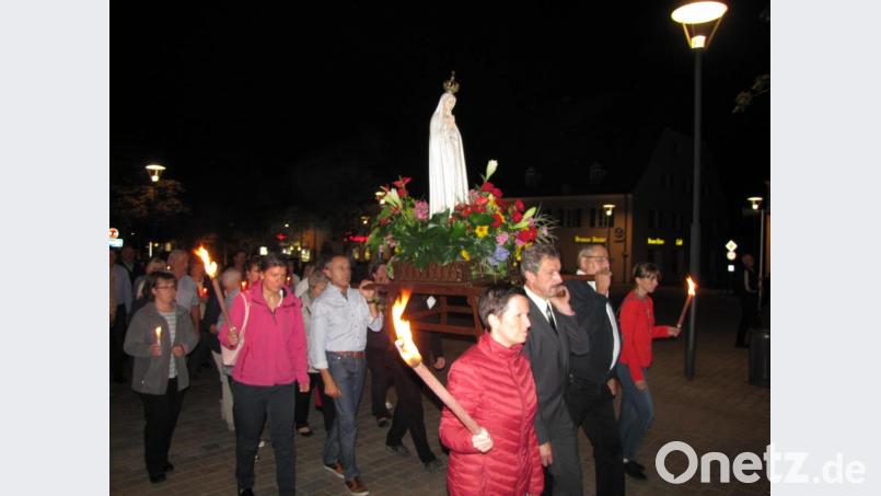 Die Fatima-Muttergottes wird bei der Prozession um den Marktplatz getragen. Bild: mdö
