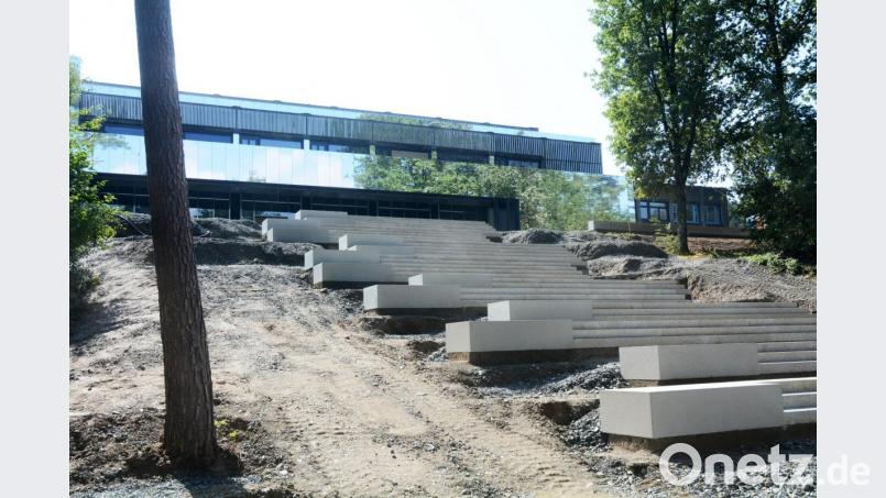 Beim ersten Bauabschnitt ist ein Großteil der Betonfassade aus den 1970er-Jahren hinter spiegelnden Alu-Verbundplatten verschwunden. Bis zu den Herbstferien sollen die Arbeiten in diesem Bereich fertig sein, erklärt Kreisbaumeister Werner Kraus. Die Arbeiten im zweiten Bauabschnitt sollen bis Frühjahr 2021 andauern. Bild: Gabi Schönberger