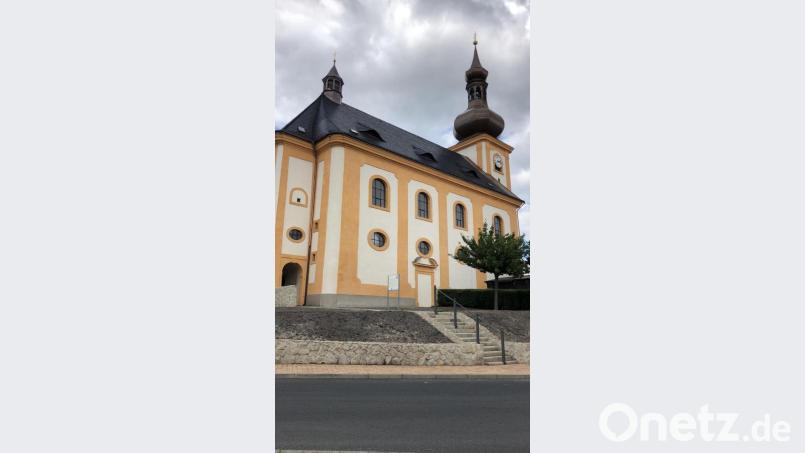 In neuem Glanz erstrahlt die renovierte Kirche von Neusorgs tschechischer Partnerstadt Skalná. Bild: öt