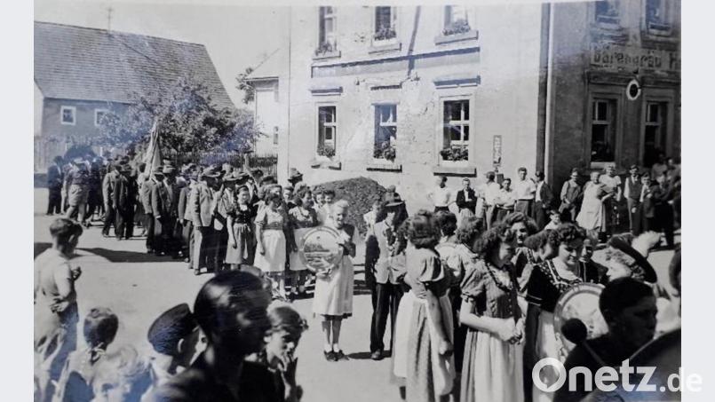 Als in und um die Gaststätte noch der Bär steppte: Bei diesem Festzug neben dem „Bärenwirt“ (rechts) sind neben Musikanten, Fahnenabordnungen und Festdamen auch Schützen-Lisl und -König (Mitte) dabei. Ob es sich dabei um einen &quot;Kirwazug&quot; handelt, ist nicht bekannt. Repro: edo
