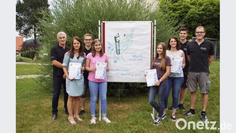 Die vier erfolgreichen Musikerinnen freuen sich über Urkunde und Musikerabzeichen. Dazu gratulierten (von rechts) Florian Scherbl und Thomas Bayer sowie Musikverein-Vorsitzender Alfons Horn mit Stellvertreter Julian Unertl (von links). Bild: mmj