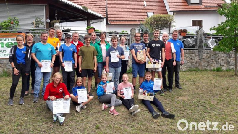 Die Preisträger des Sommer-Spaß-Biathlons der Plassenberg-Schützen Gleiritsch wurden von Schützenmeister Helmut Meier, Franz Brunner (von rechts), Herta Zeiler (Zweite von links) und Weltmeisterin Kerstin Schmid (Sechste von links) ausgezeichnet. Bild: sgs