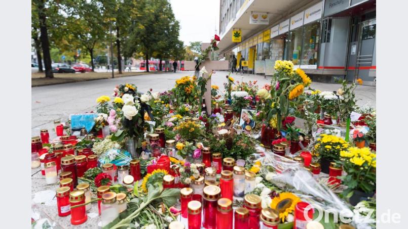 Blumen und Kerzen liegen in Gedenken an den getöteten 35-Jährigen in der Chemnitzer Innenstadt. Bild: Monika Skolimowska