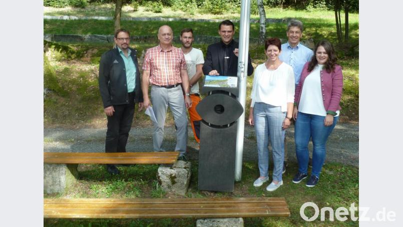 Landrat Thomas Ebeling (Mitte) stellte das Natur-Navi bei der Wallfahrtskirche Schönbuchen vor. Julia Braun vom Tourismuszentrum Oberpfälzer Wald (von rechts), Markus Kurz vom Naturparkverein und Zweite Bürgermeisterin Margit Reichl (Neunburg) waren davon ebenso begeistert wie (von links) Markus Greiner (Vorsitzender des Tourismusvereins Neunburg), Bürgermeister Walter Schauer (Thanstein) und Bauhofarbeiter Andreas Mösbauer. Bild: Portner