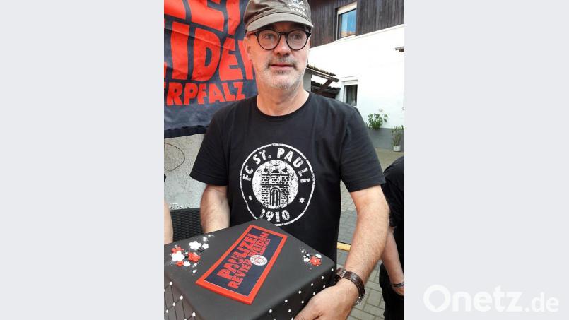 Zum fünfjährigen Jubiläum 2018 gab es für „Präse“ Frank Werner eine Torte mit Vereinslogo. Bild: lst