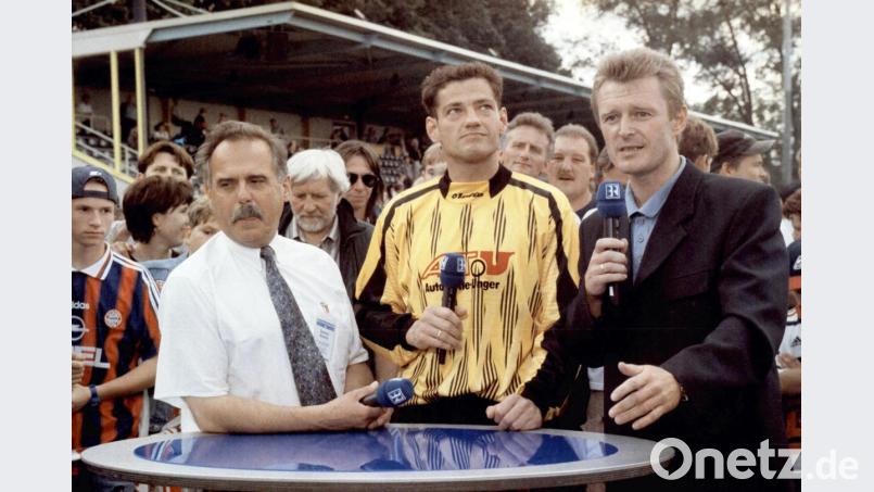 „Das war schon lustig“: Peter Romeis (Mitte) und SpVgg-Chef Günther Zwick (links) stehen Lambert Dinzinger Rede und Antwort. Bild: Büttner, Gerhard